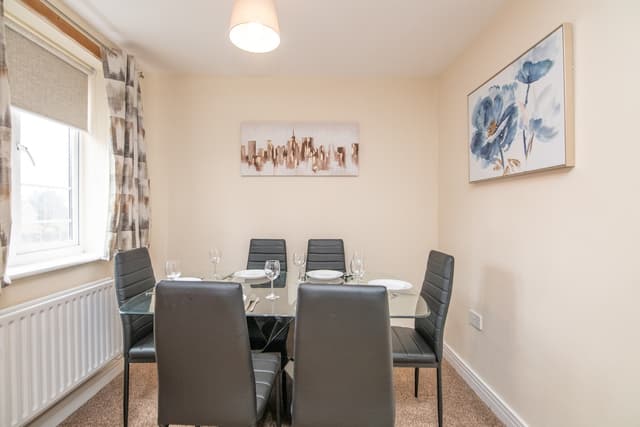 Newly refurbed 5 bed house with Free Parking - View 4