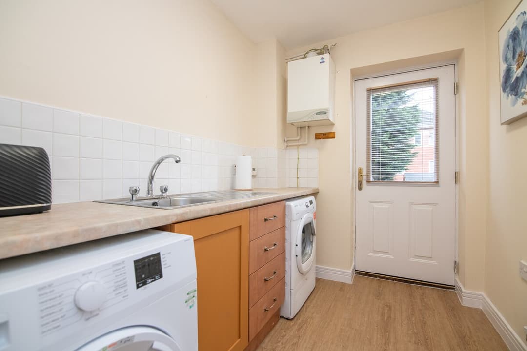 Newly refurbed 5 bed house with Free Parking - View 6