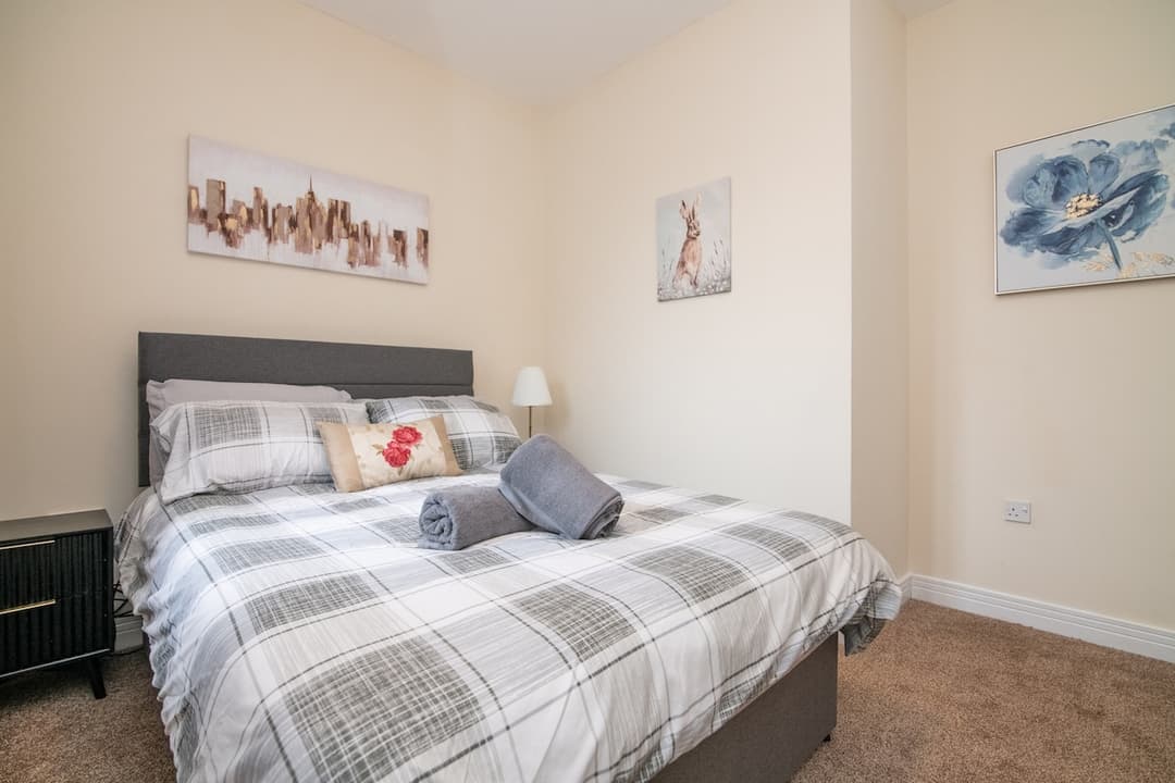 Newly refurbed 5 bed house with Free Parking - View 7