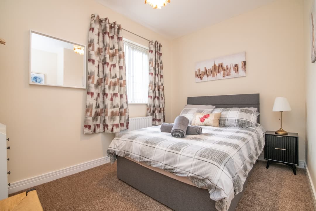 Newly refurbed 5 bed house with Free Parking - View 8