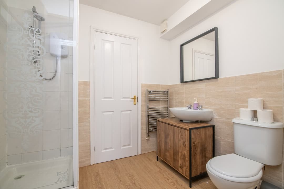 Newly refurbed 5 bed house with Free Parking - View 9