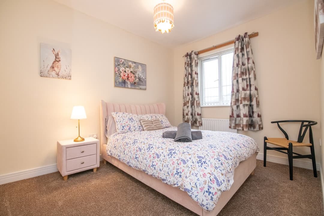 Newly refurbed 5 bed house with Free Parking - View 10