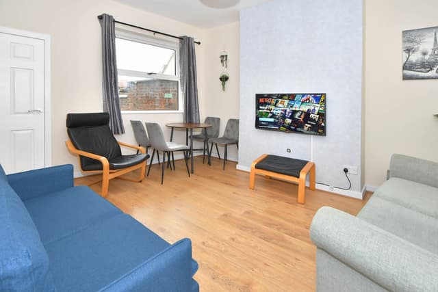 3 Bedroom Spacious House In Crewe, Perfect For Contractors - View 1