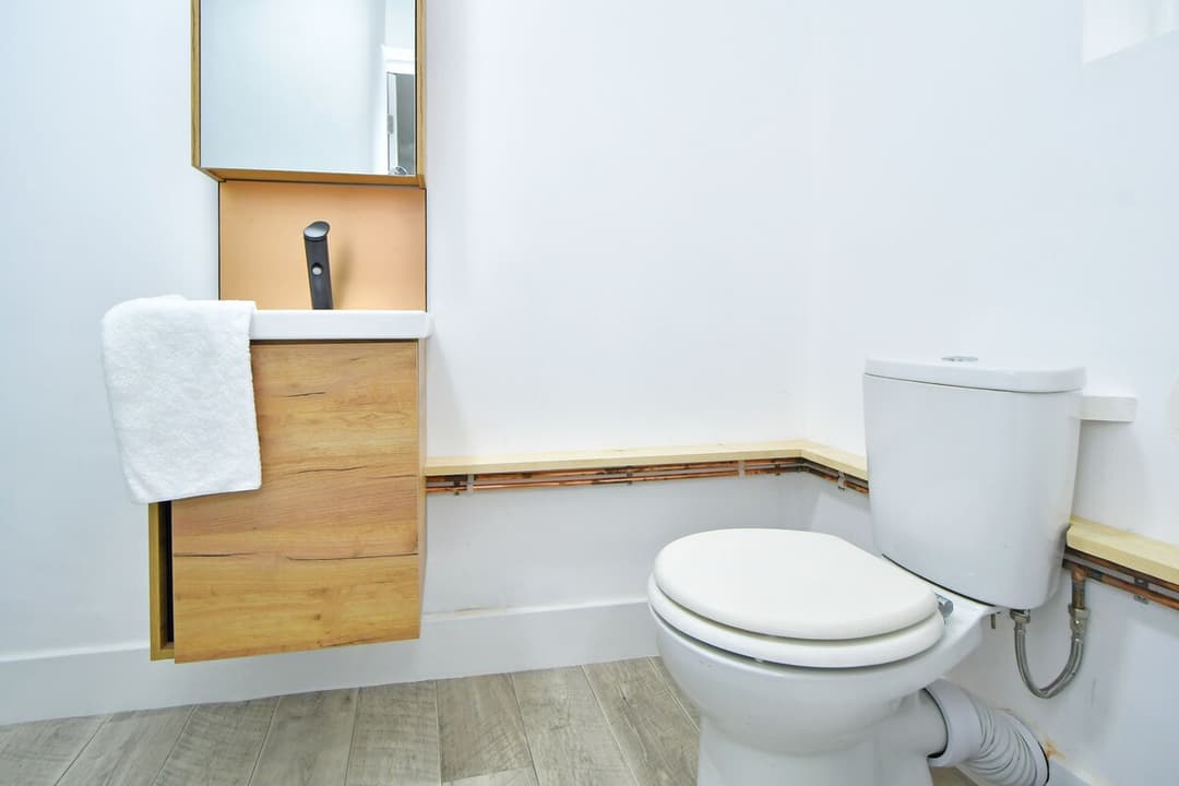 3 Bedroom Spacious House In Crewe, Perfect For Contractors - View 11