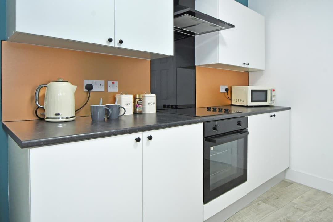 3 Bedroom Spacious House In Crewe, Perfect For Contractors - View 13
