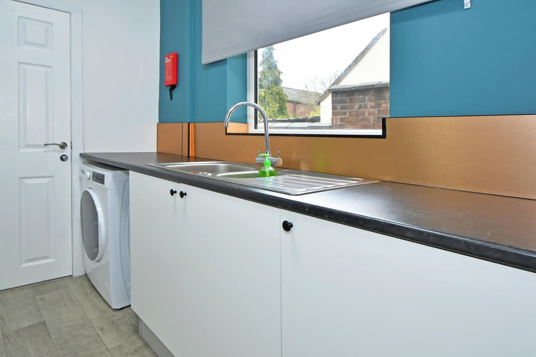 3 Bedroom Spacious House In Crewe, Perfect For Contractors - View 16