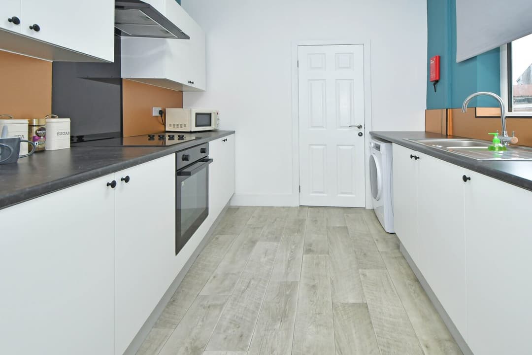 3 Bedroom Spacious House In Crewe, Perfect For Contractors - View 17