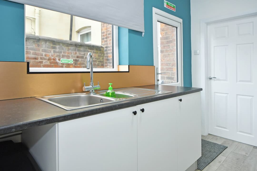 3 Bedroom Spacious House In Crewe, Perfect For Contractors - View 18