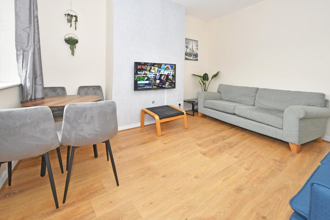3 Bedroom Spacious House In Crewe, Perfect For Contractors - View 19
