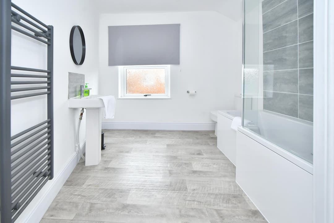 3 Bedroom Spacious House In Crewe, Perfect For Contractors - View 22
