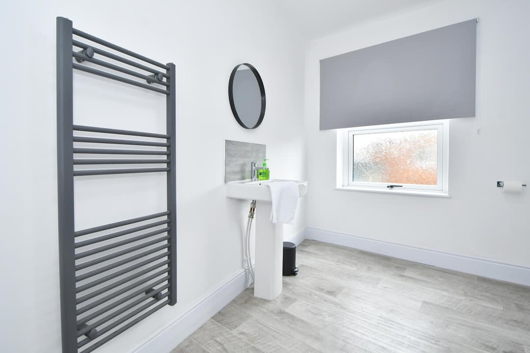 3 Bedroom Spacious House In Crewe, Perfect For Contractors - View 23