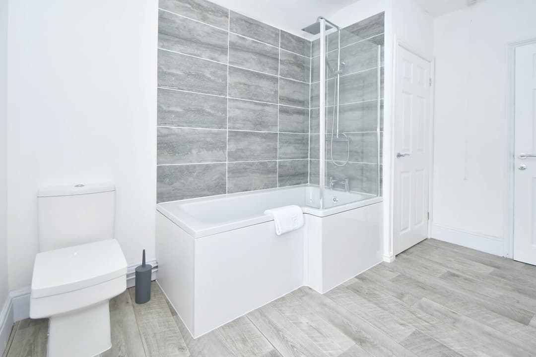 3 Bedroom Spacious House In Crewe, Perfect For Contractors - View 24