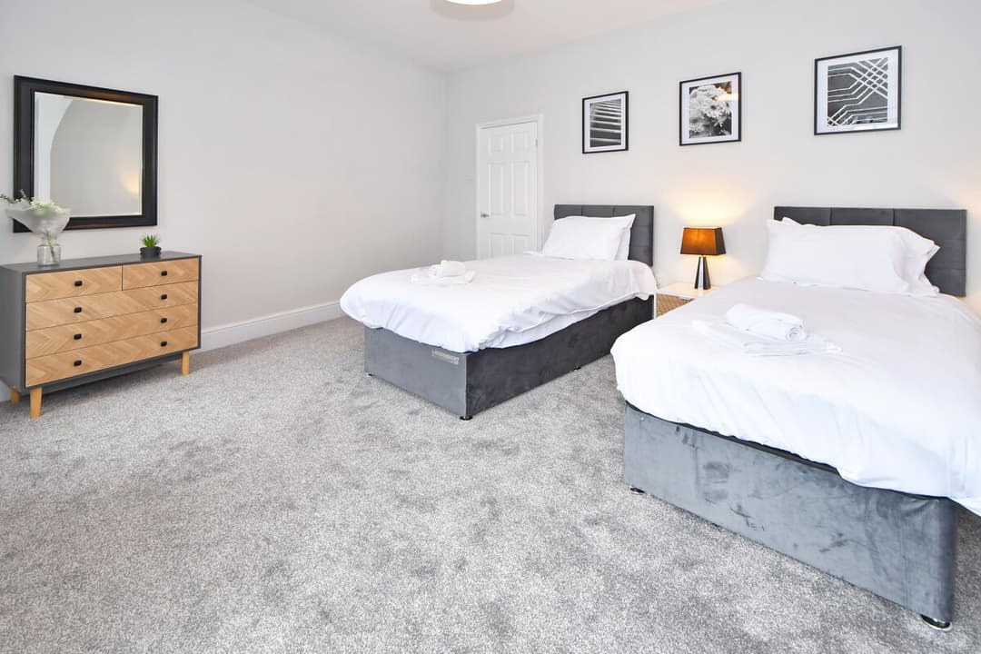 3 Bedroom Spacious House In Crewe, Perfect For Contractors - View 32