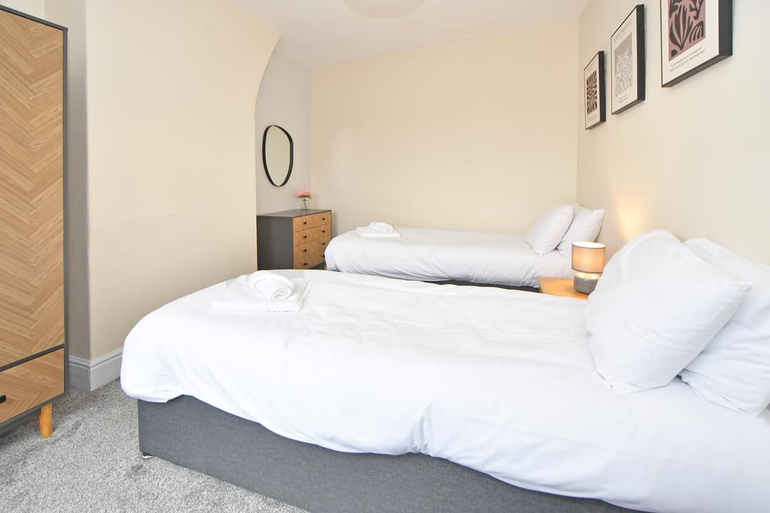 3 Bedroom Spacious House In Crewe, Perfect For Contractors - View 33