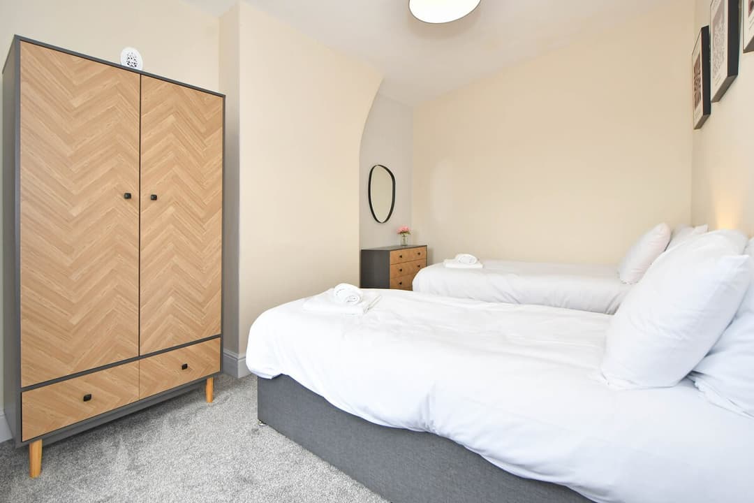 3 Bedroom Spacious House In Crewe, Perfect For Contractors - View 35