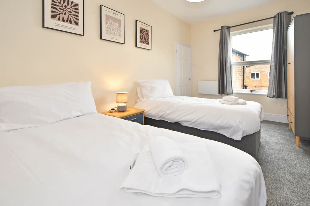 3 Bedroom Spacious House In Crewe, Perfect For Contractors - View 36