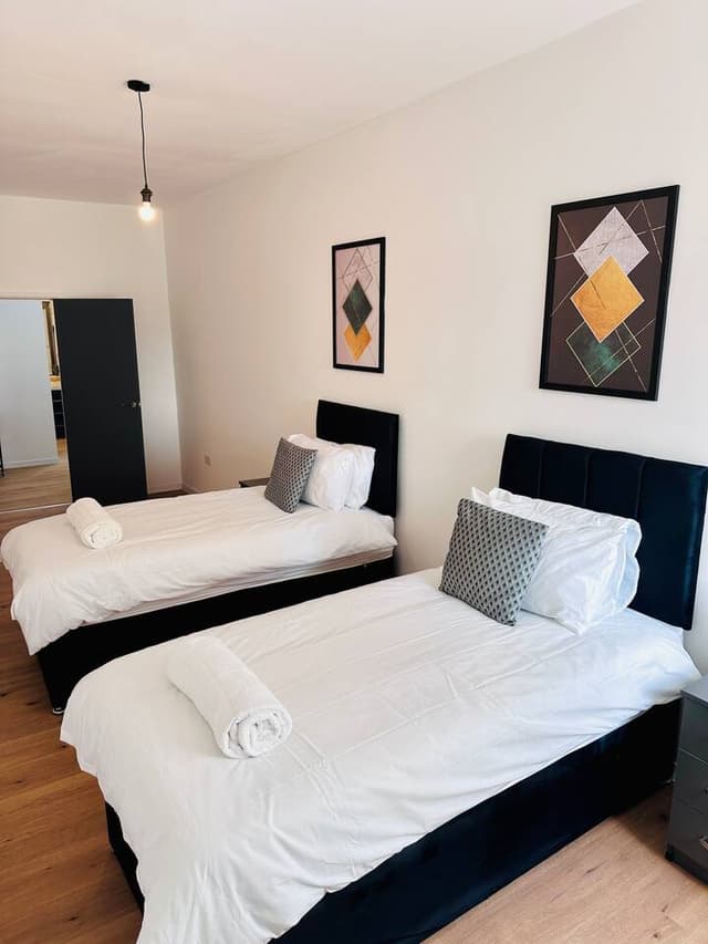 2 Bedroom Apartment + Outdoor Dining + Free Parking + Central - View 2