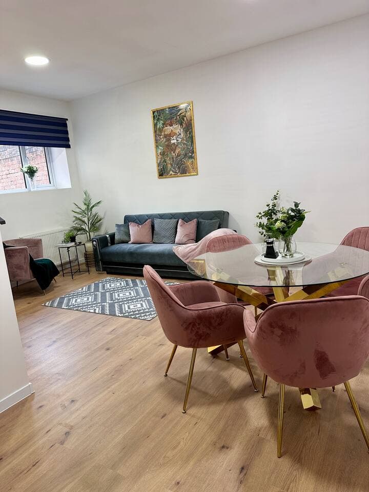 2 Bedroom Apartment + Outdoor Dining + Free Parking + Central - View 1