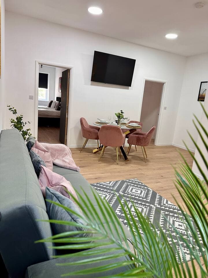 2 Bedroom Apartment + Outdoor Dining + Free Parking + Central - View 5