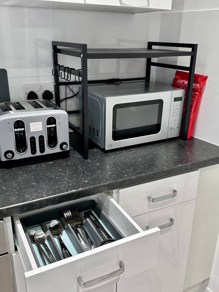 2 Bedroom Apartment + Outdoor Dining + Free Parking + Central - View 6