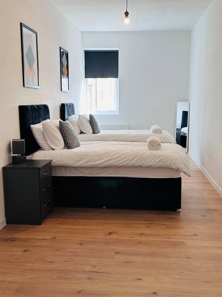 2 Bedroom Apartment + Outdoor Dining + Free Parking + Central - View 8