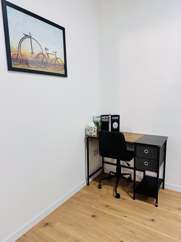 2 Bedroom Apartment + Outdoor Dining + Free Parking + Central - View 10