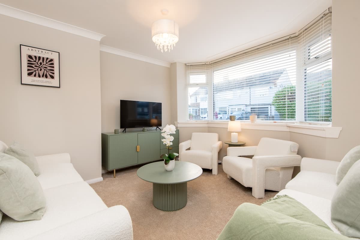 5 Bedroom House | 3 Bathroom | Parking | Durham