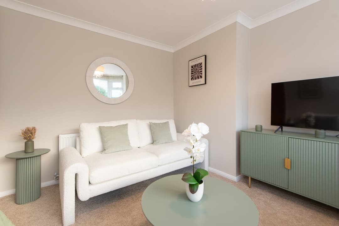 5 Bedroom House | 3 Bathroom | Parking | Durham - View 2