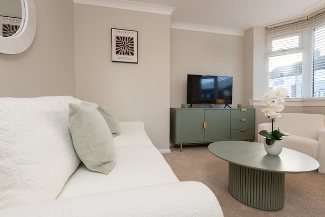 5 Bedroom House | 3 Bathroom | Parking | Durham - View 2