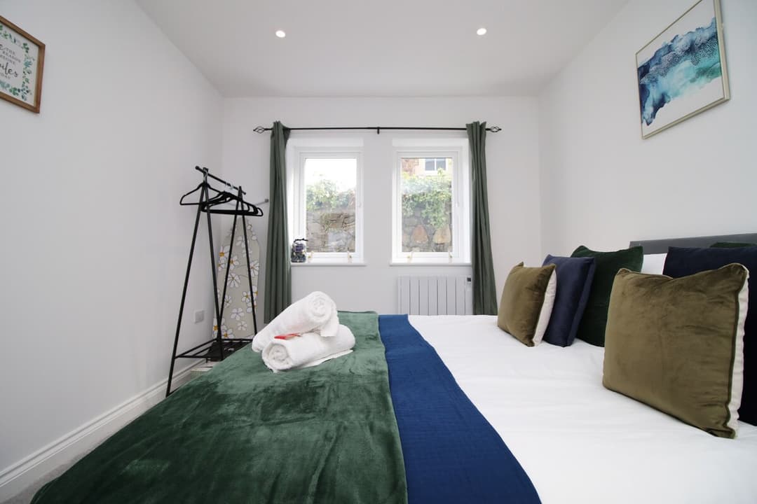 2 Bedroom Apartment Central Cardiff | Parking - View 3