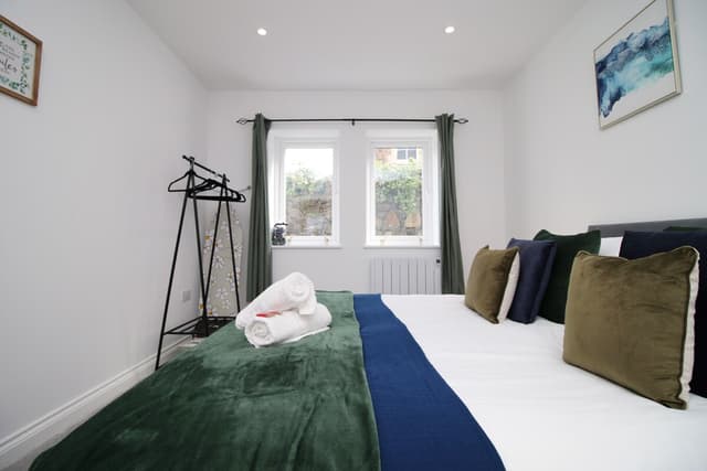 2 Bedroom Apartment Central Cardiff | Parking - View 2