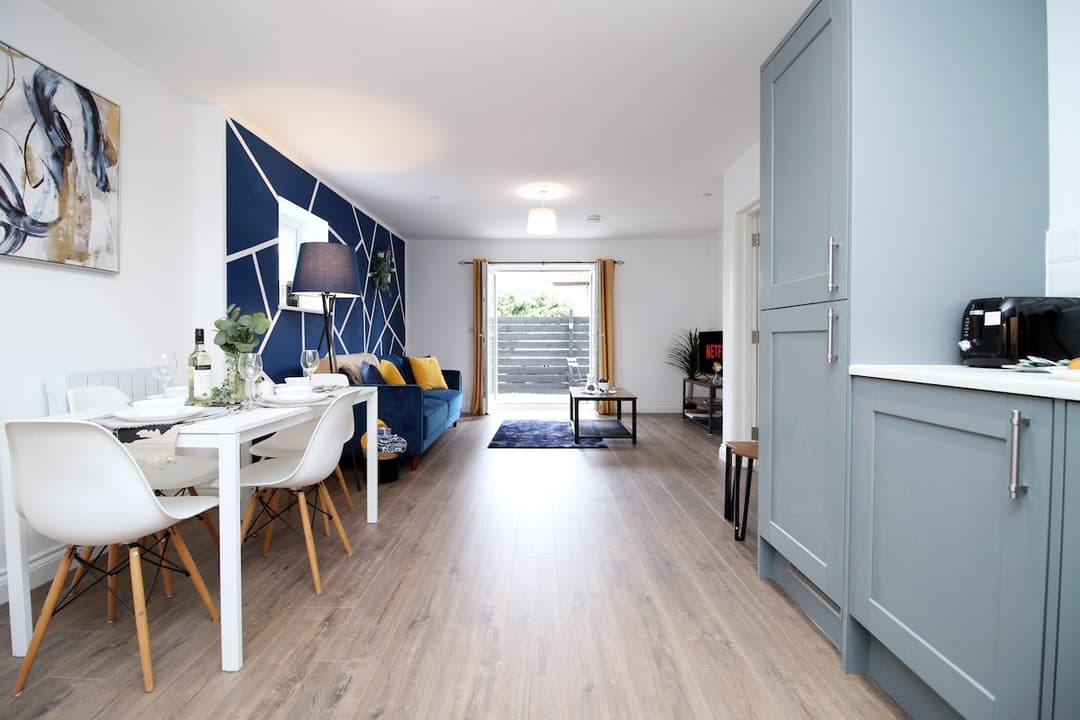2 Bedroom Apartment Central Cardiff | Parking - View 7