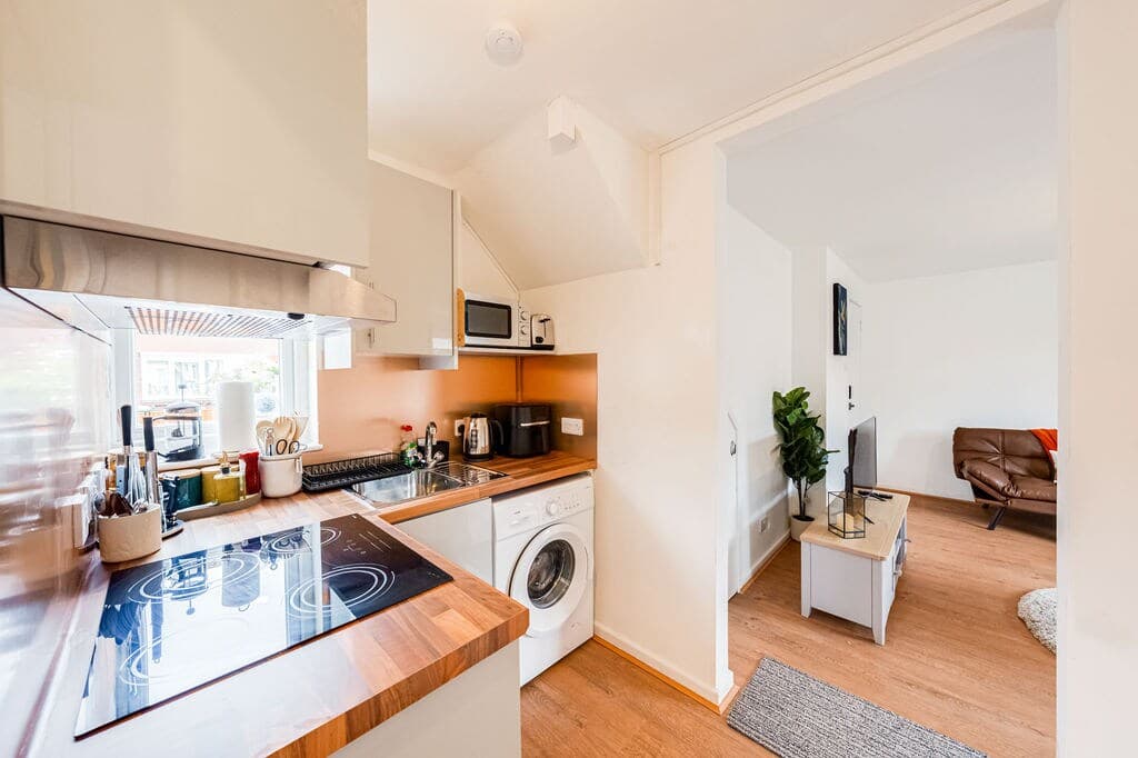 Modern Apartment Near City Airport & Excel London- Ideal For Workers And Contractors - View 8