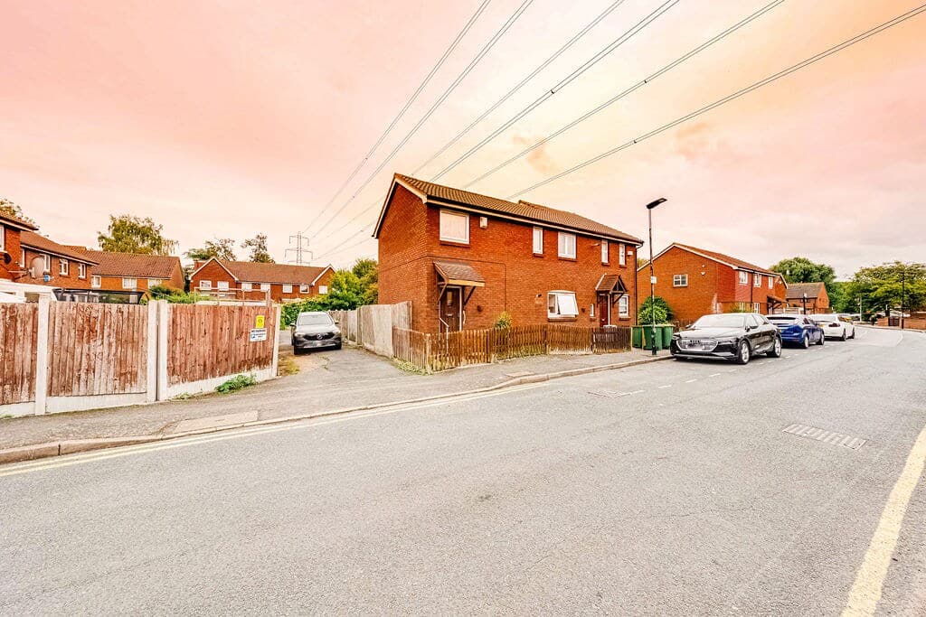 Modern Apartment Near City Airport & Excel London- Ideal For Workers And Contractors - View 9