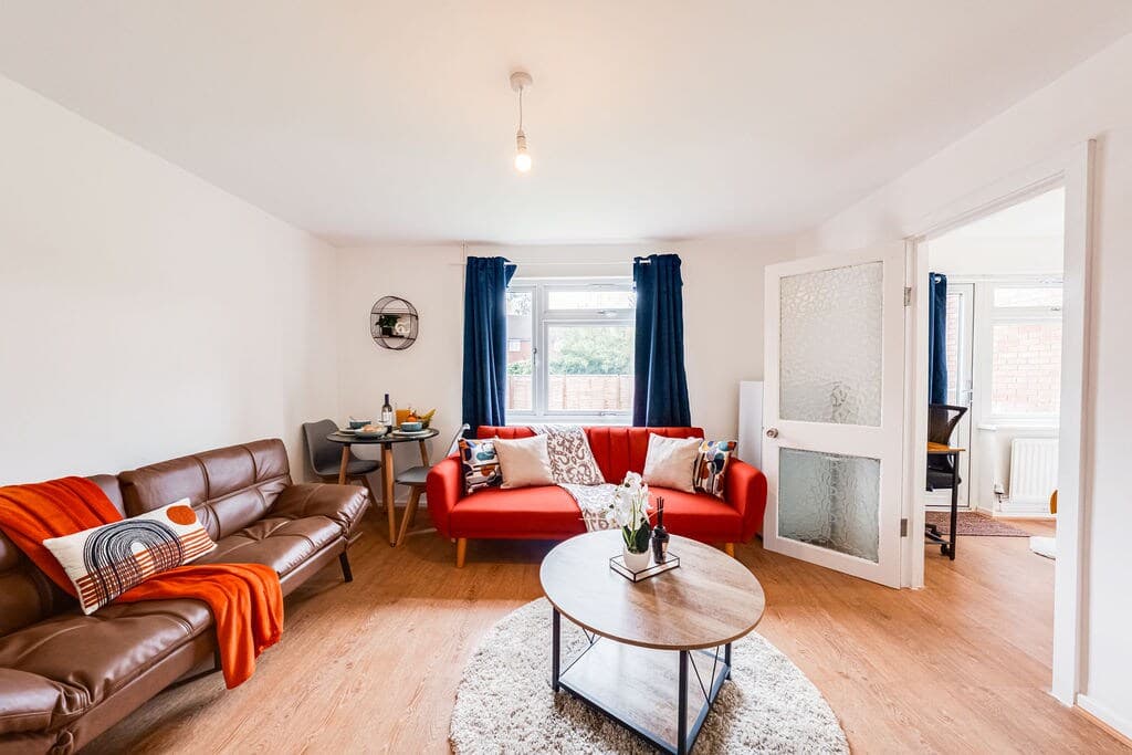 Modern Apartment Near City Airport & Excel London- Ideal For Workers And Contractors - View 11