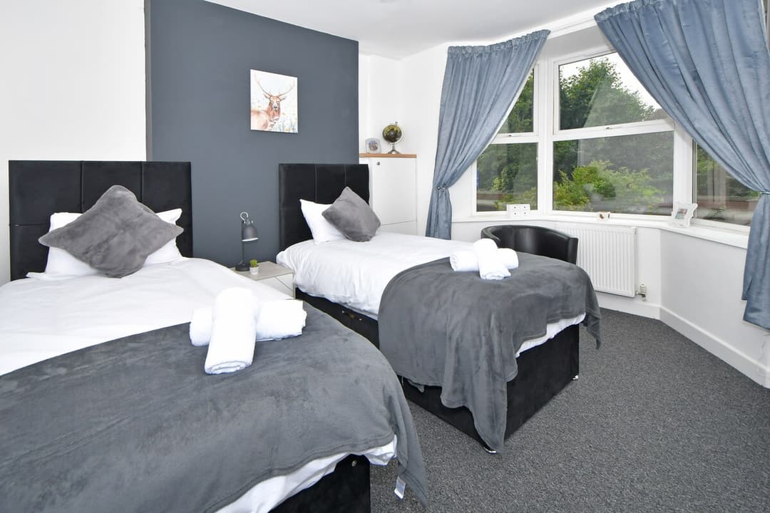 Entire 5 Bedroom 3 Bathroom Home In Cheshire East, United Kingdom - View 2