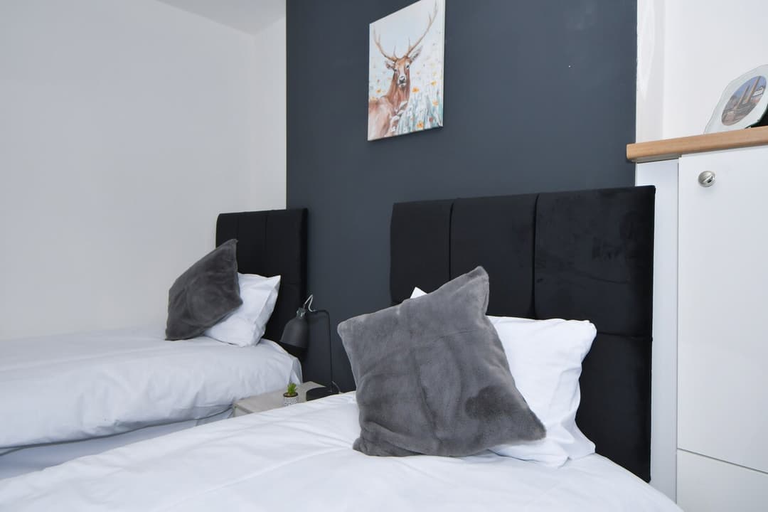 Entire 5 Bedroom 3 Bathroom Home In Cheshire East, United Kingdom - View 4