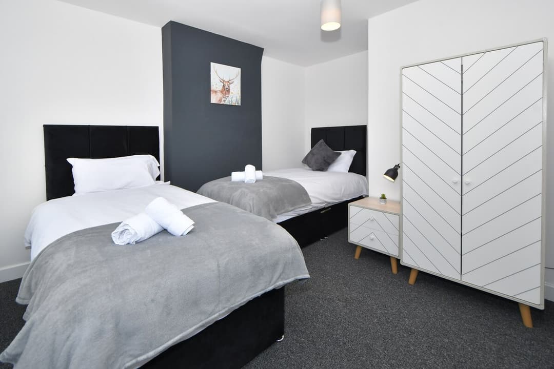 Entire 5 Bedroom 3 Bathroom Home In Cheshire East, United Kingdom - View 8