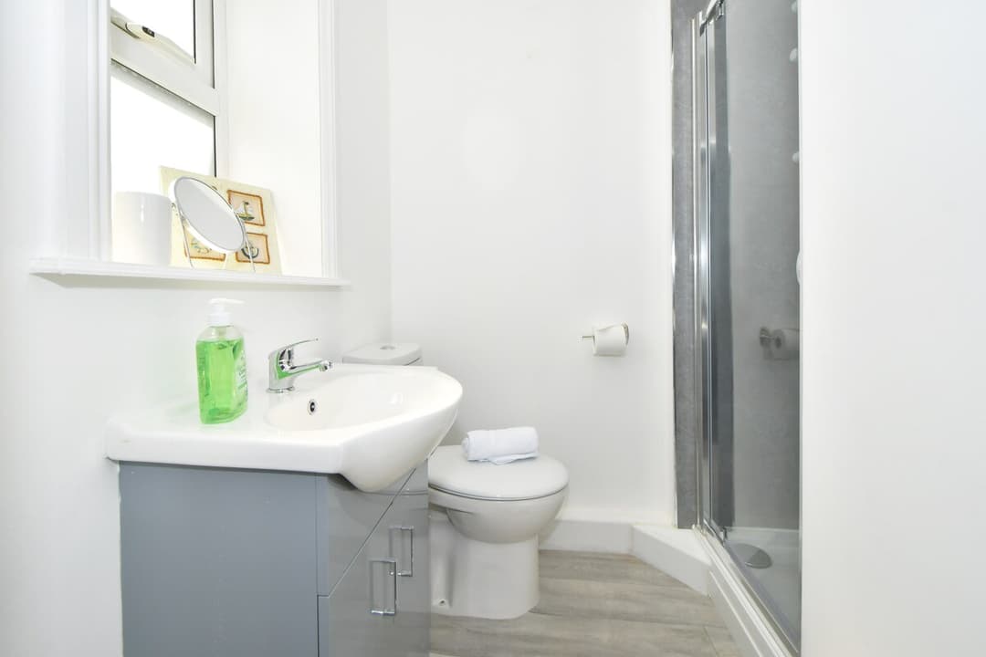 Entire 5 Bedroom 3 Bathroom Home In Cheshire East, United Kingdom - View 9