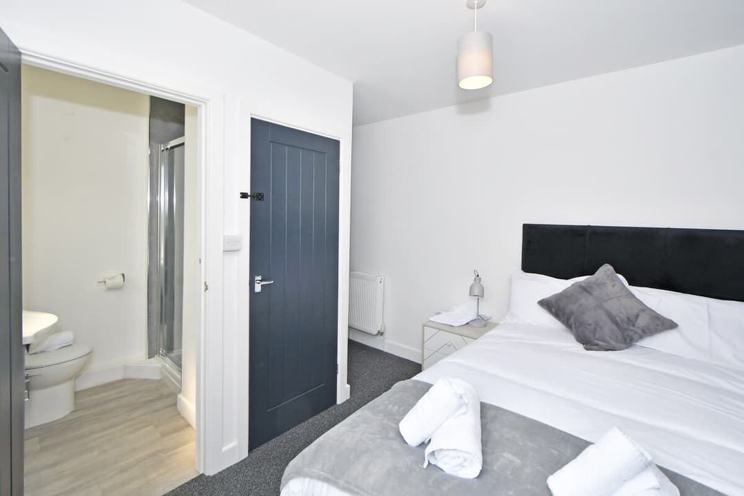 Entire 5 Bedroom 3 Bathroom Home In Cheshire East, United Kingdom - View 10