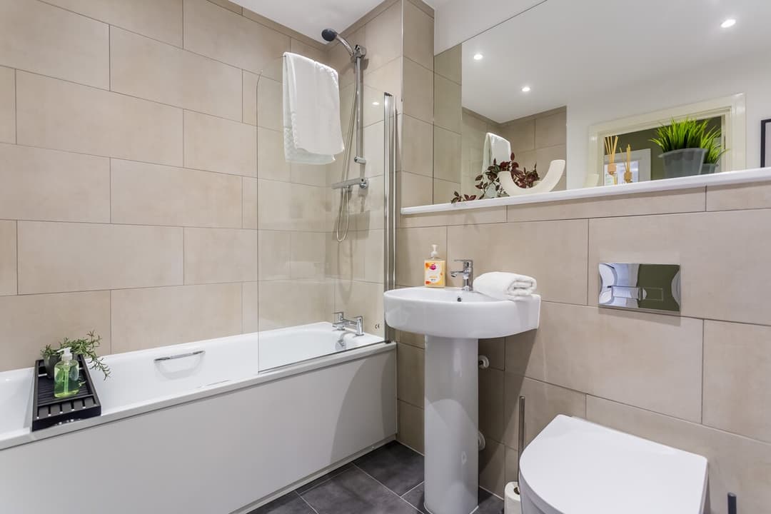 Modern 2 Bedroom Apartment | Parking | Washington - View 9