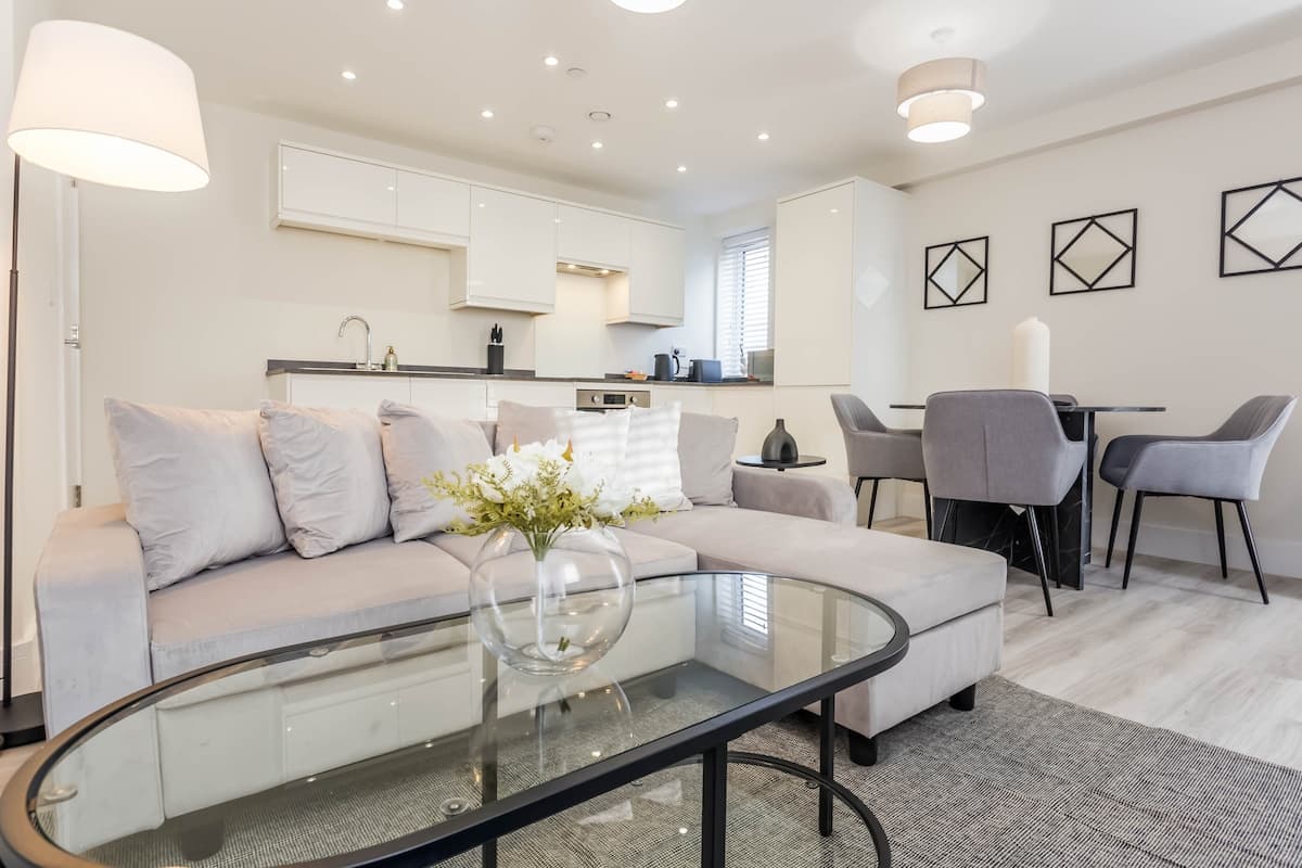 Modern 2 Bedroom Apartment | Parking | Washington