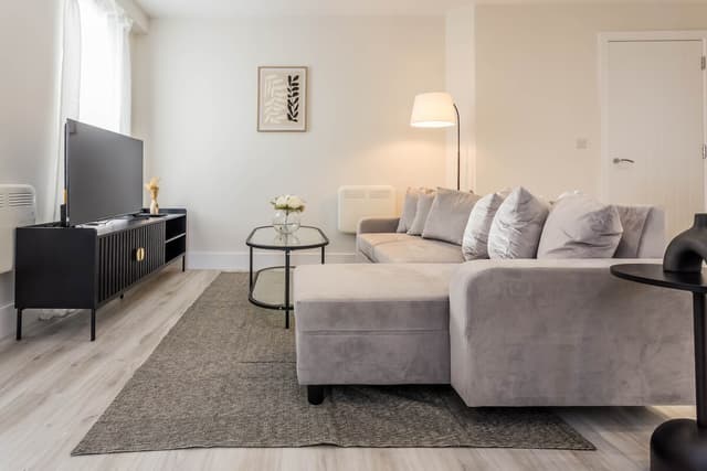 Modern 2 Bedroom Apartment | Parking | Washington - View 3