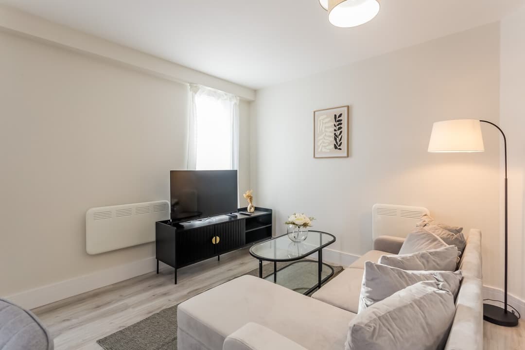 Modern 2 Bedroom Apartment | Parking | Washington - View 8