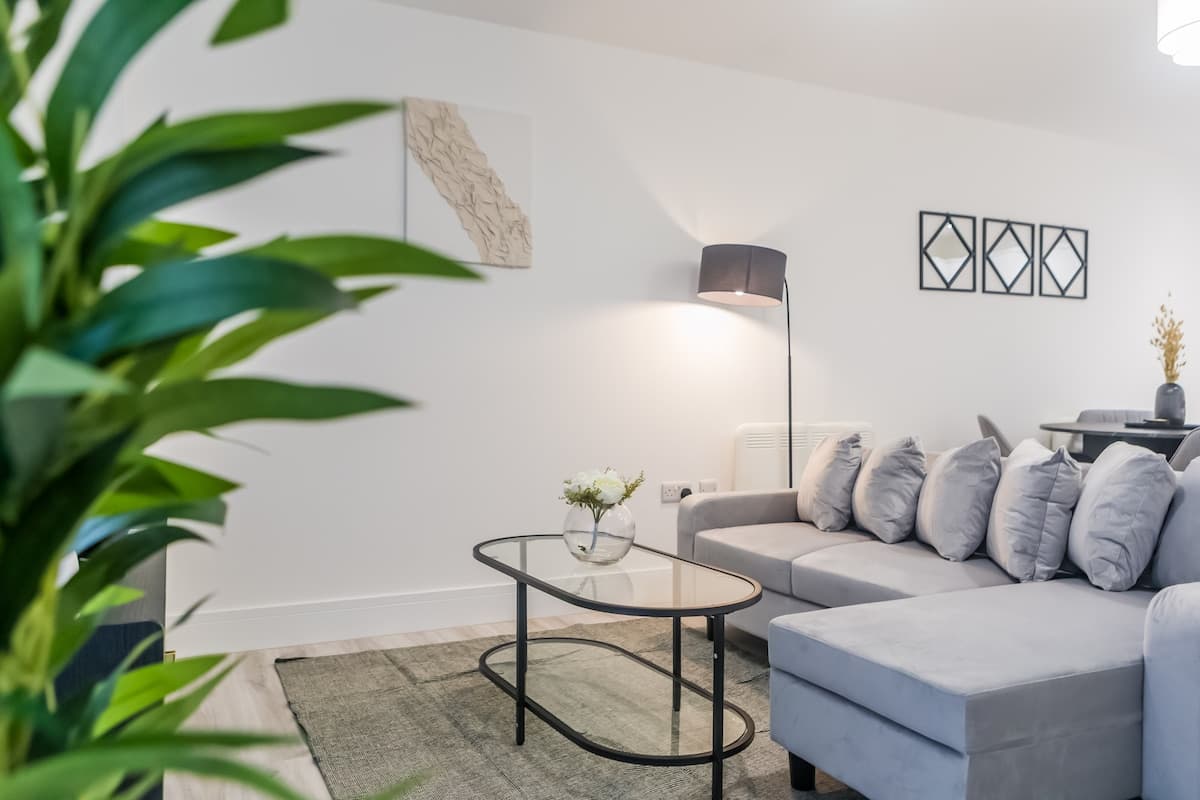 Modern 2 Bedroom Apartment | Parking | Washington