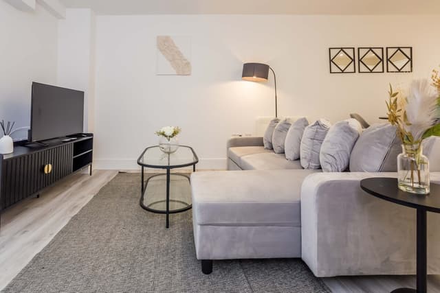 Modern 2 Bedroom Apartment | Parking | Washington - View 1