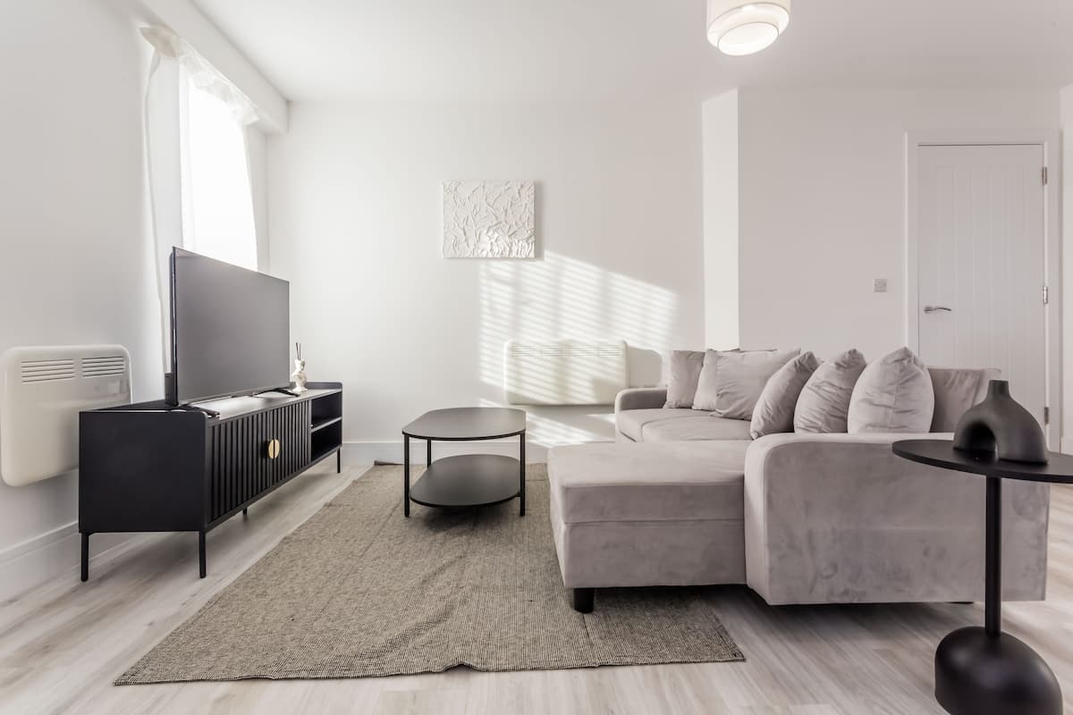 Modern 2 Bedroom Apartment | Parking | Washington
