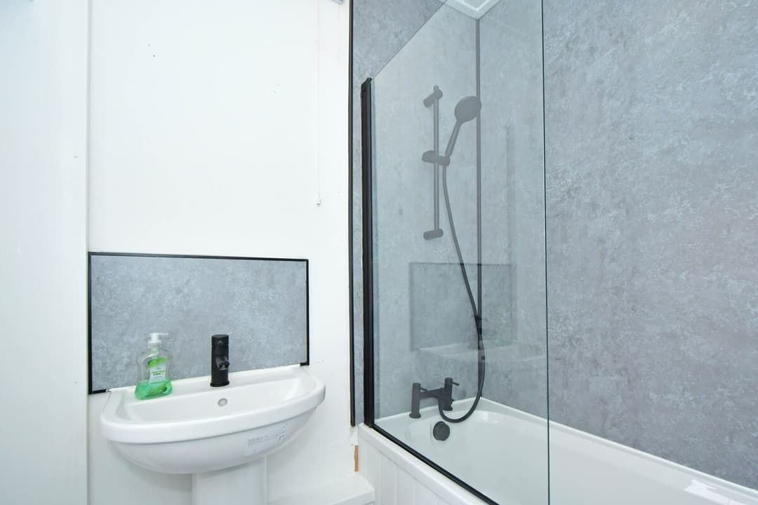 Entire 1 Bedroom Rental Unit In Cheshire East, United Kingdom - View 8