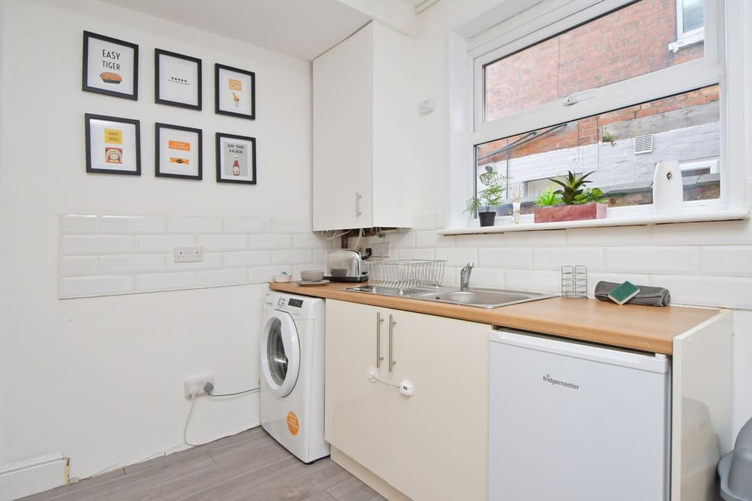 Entire 1 Bedroom Rental Unit In Cheshire East, United Kingdom - View 12