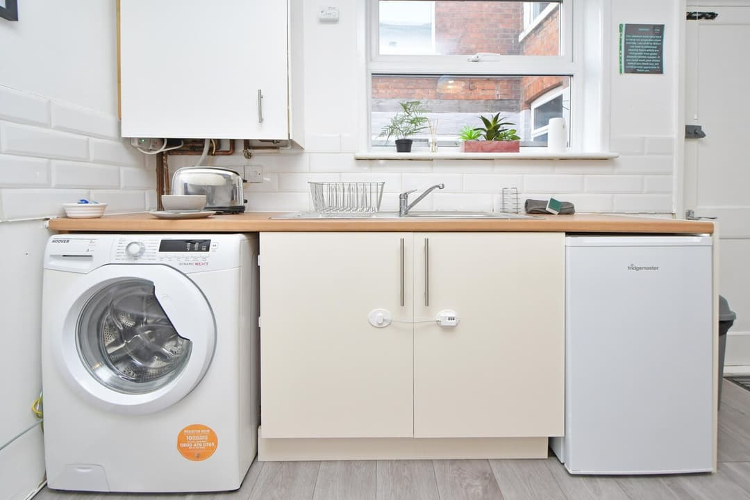 Entire 1 Bedroom Rental Unit In Cheshire East, United Kingdom - View 13